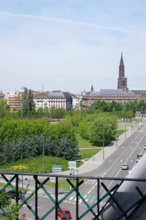 Гостиница Très grande chambre vue Cathédrale - Place de l'Etoile Bed & breakfast  Страсбург